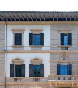 佛罗伦萨Giardino D'Azeglio Locazione Turistica的蓝色百叶窗建筑的外墙