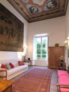 佛罗伦萨Giardino D'Azeglio Locazione Turistica的带沙发和地毯的客厅