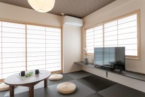 东京Sakura Stay Yoga 301的客厅配有电视和桌子