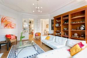 巴黎Charming bedroom的客厅配有白色沙发和玻璃桌