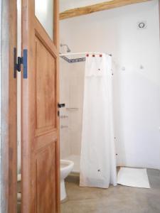 卡奇卡登别墅宾馆的一间带卫生间和淋浴帘的浴室