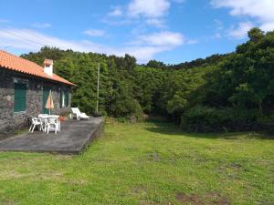 圣罗克杜皮库Azores Hibiscus House - Mountain and Sea的庭院里配有桌椅