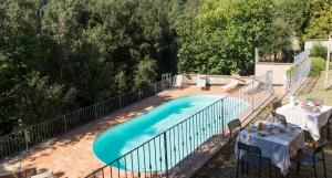 萨塞塔Locanda degli Alberi的游泳池旁设有桌椅