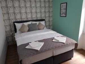 皮兰Piraneska的一间卧室配有一张大床和两个枕头
