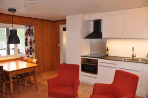图什比Stuga 5 Varmland的厨房以及带桌椅的用餐室。