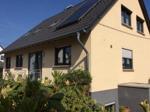 OsburgFerienwohnung Sternfeld的屋顶上设有太阳能电池板的房子
