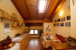 索里科Guest House Il Nido dello Svasso -Foresteria Lombarda-的一个带桌子和天花板的大厨房
