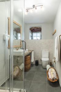 Faja GrandeAldeia da Cuada的带淋浴、盥洗盆和卫生间的浴室