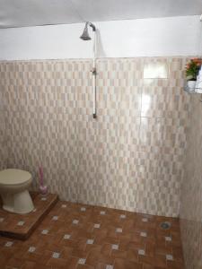 LasikinPondok Oma II的一间带卫生间和瓷砖墙的浴室