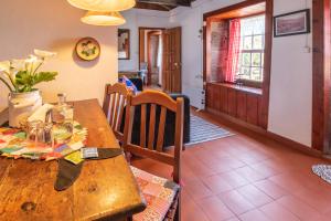 Faja GrandeAldeia da Cuada的配有一张木桌和椅子的用餐室