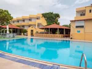 科林比亚梦幻酒店的酒店前方的大型游泳池