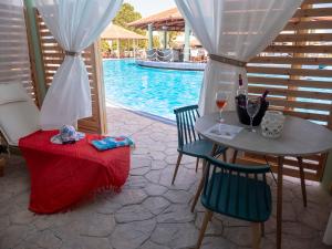 科林比亚梦幻酒店的池畔露台配有桌椅
