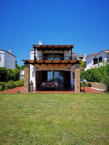 希维利Luxury Sea View Vila 125m2的一座带庭院和草地庭院的房子