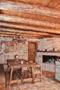 ColungoAntiguo Rincón的客房设有木桌和壁炉。