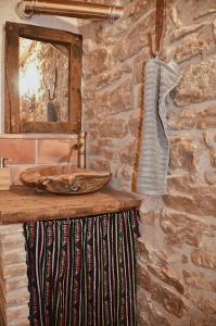 ColungoAntiguo Rincón的石质浴室设有水槽和镜子