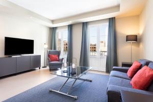 阿雷西费Rooms & Suites Loft 2E Deluxe Edition Arrecife的带沙发和电视的客厅