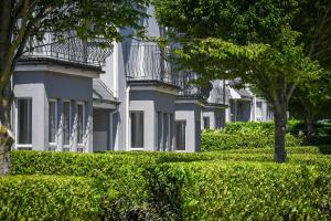 塔洛沃尔斯利山酒店&高尔夫度假胜地的一排种满树木和灌木的白色房屋