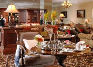 塔洛沃尔斯利山酒店&高尔夫度假胜地的客厅配有桌子和沙发