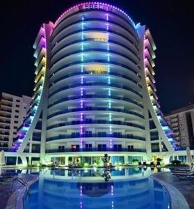 阿拉尼亚Calista Premium Residence的一座大型建筑,前面设有一个游泳池