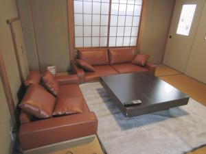 汤泽町Yuzawa Condo 一棟貸 貴重な駐車場2台無料的带沙发和咖啡桌的客厅