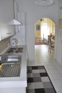 Graach希默尔赖希乡村宾馆的厨房配有水槽和台面