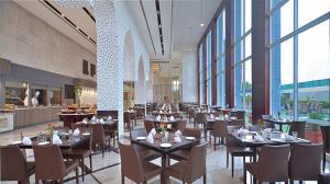 Radisson Hotel Agra餐厅或其他用餐的地方