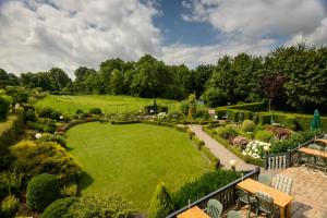 斯欣奥普赫尔贝梅尔曼斯酒店的享有花园的空中景致,设有大草坪