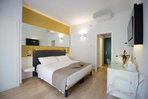都灵贝斯特韦斯特卢克索酒店的一间卧室配有一张大床和电视