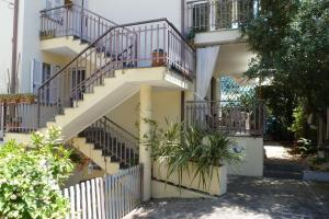 里乔内La Martlona的白色的建筑,有楼梯和盆栽植物