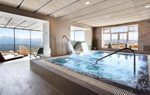 隆达雷纳维多利亚加泰罗尼亚酒店的美景客房内的热水浴池