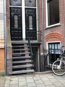 乌得勒支16 sous的停在有楼梯的建筑前面的自行车