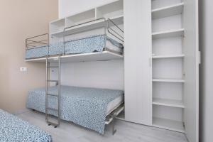 迪亚诺马里纳Residenza Serenella - Dependance的一间卧室配有双层床和双层床。