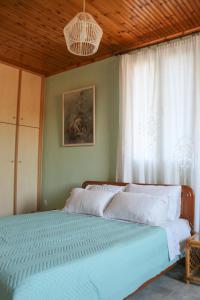 DhavgátaLa Casa di Odyssey的一间卧室设有一张大床和窗户