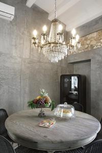 锡拉库扎ISONZO SUITES的一间带桌子和吊灯的用餐室