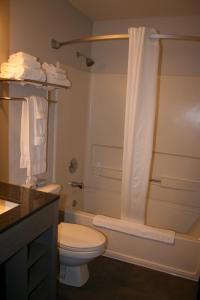 MarysvilleHeritage Inn Express的一间带卫生间、浴缸和淋浴的浴室