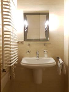 克拉科夫Mikołajska Apartments with Lift的一间带水槽和镜子的浴室