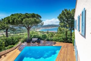 圣特罗佩Villa with Magic view of Bay of Saint Tropez的美景别墅 - 带游泳池