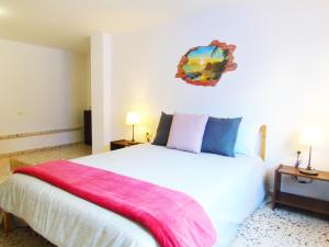 San AndrésCarta Apartment in San Andrés的卧室配有白色的床和粉色毯子