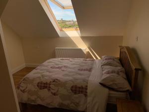 伊尼希尔岛Cliffs of Moher View的阁楼上的卧室设有一张床,设有窗户