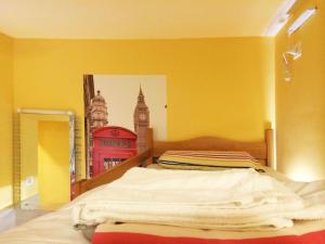 波尔托罗波尔托罗欧罗巴旅舍的黄色的房间,配有一张床和一张大床的照片
