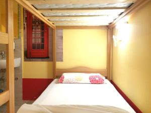 波尔托罗波尔托罗欧罗巴旅舍的一间小卧室,配有一张床和一个红色的门