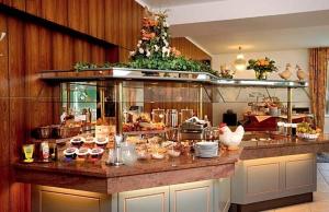 科隆伯尼花园酒店的厨房在柜台上供应自助餐