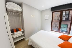 托莱多Nuñez de Arce的一间小卧室,配有床和窗户