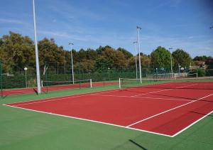 苏斯通Résidence Mes Amours d'Enfants - Les Villas du Lac的网球场,上面有两顶网球网