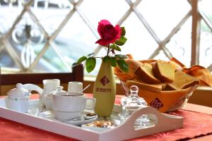 阿雷基帕El Balcon Hostal Turistico的花瓶里玫瑰的桌子