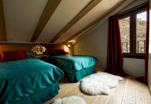 阿尔巴拉辛艾巴诺拉欣酒店的一间卧室设有两张床和窗户。