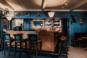 Vågsli瓦格里图纳酒店的餐厅里设有蓝色墙壁和凳子的酒吧