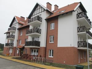斯图托沃Apartament Mierzeja的街道边带阳台的建筑