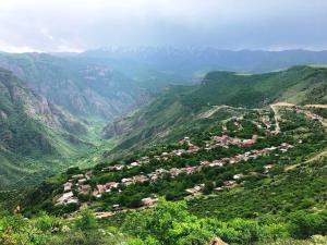 HalidzorSyunyats guest house的山中山谷中的一个小村庄