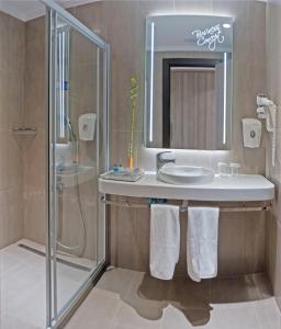 安卡拉欧斯蒂姆帕克商务酒店的一间带水槽和淋浴的浴室